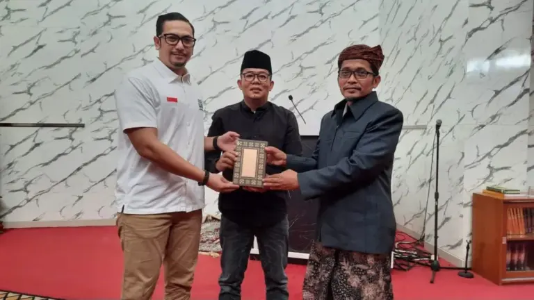 Sinar Mas Land Wakaf Ratusan Al-Quran ke Masjid di Tangsel