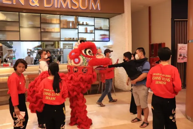 Semarak Imlek, Yuk Nonton Atraksi Barongsai di MetMall!