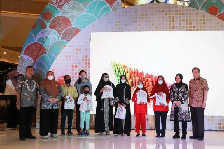 Ulang Tahun ke-29, Metland Berbagi Kursi Roda untuk Penyandang Disabilitas