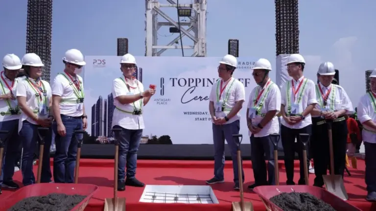 Penuhi Komitmen, PT PDS Topping Off Apartemen Antasari Place
