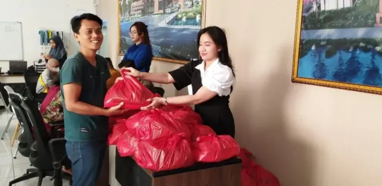Pengembang Mulia Gading Kencana Bagikan Sembako ke Masyarakat